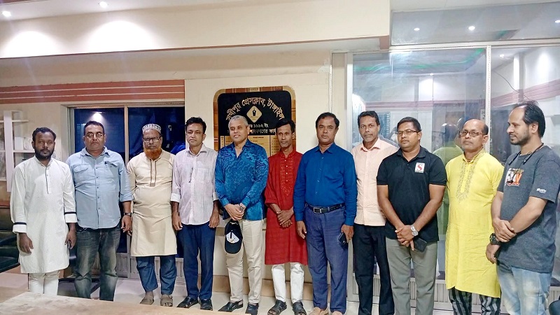 সখিপুর প্রেসক্লাবে সাংবাদিকদের সঙ্গে চা-আড্ডায় এয়ার কমোডর আবু রায়হান